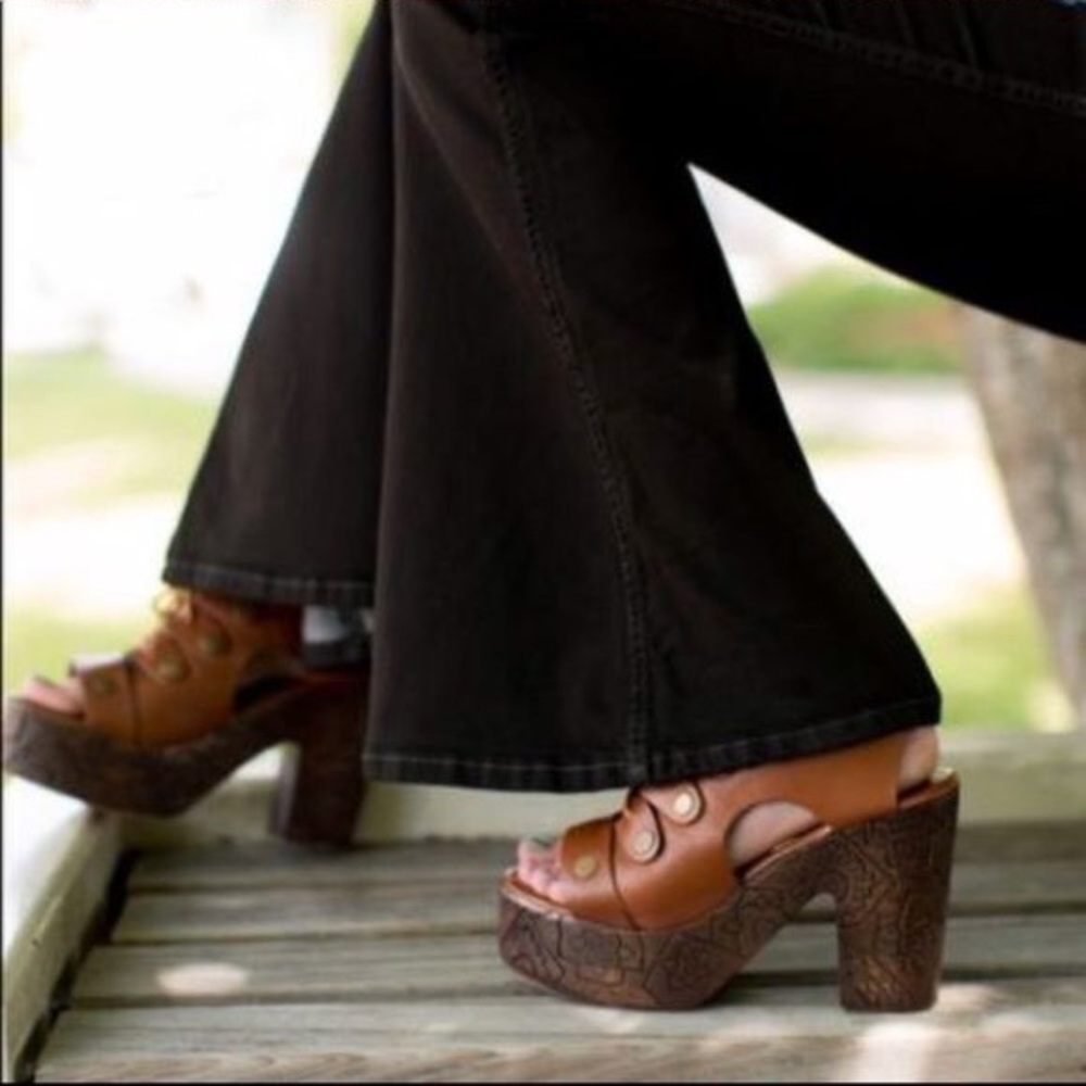 Free People Farrah Whiskey Wooden Etched Eyelet Leather Clogs 38